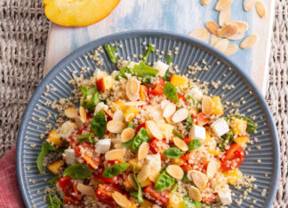 Insalata di quinoa alle mandorle con pesche e feta