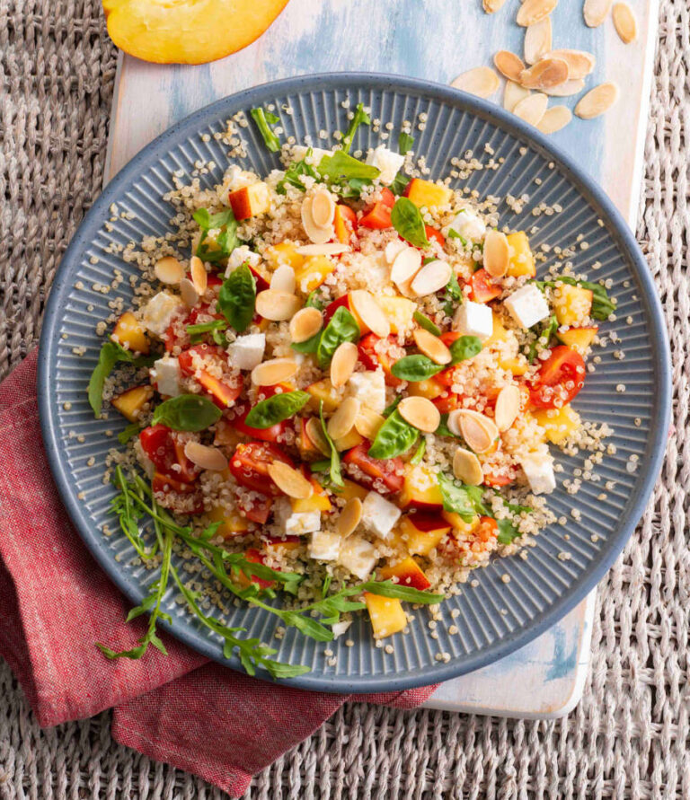 Insalata di quinoa alle mandorle con pesche e feta