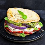 Panini arabi al pesto cremoso con ortaggi estivi e mozzarella di bufala