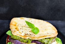 Panini arabi al pesto cremoso con ortaggi estivi e mozzarella di bufala