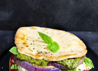 Panini arabi al pesto cremoso con ortaggi estivi e mozzarella di bufala