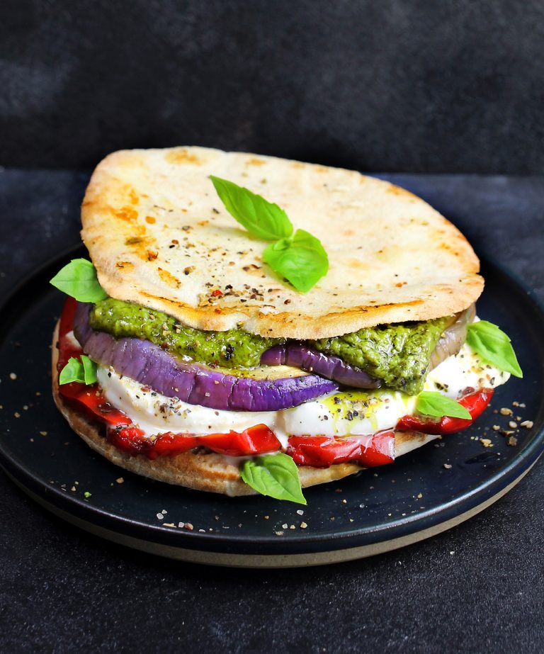 Panini arabi al pesto cremoso con ortaggi estivi e mozzarella di bufala