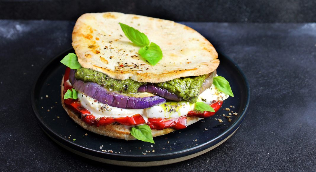 Panini arabi al pesto cremoso con ortaggi estivi e mozzarella di bufala