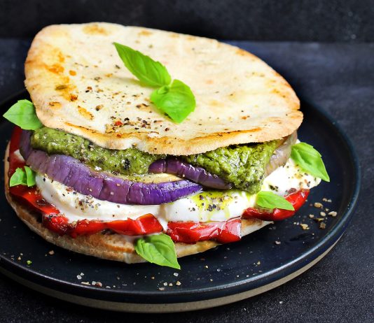 Panini arabi al pesto cremoso con ortaggi estivi e mozzarella di bufala