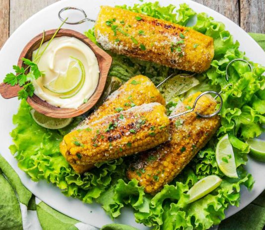 Pannocchie alla messicana con maionese al lime, pecorino e prezzemolo