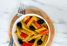 Pasta fredda con olive, pomodorini e zafferano