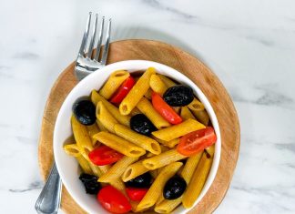 Pasta fredda con olive, pomodorini e zafferano