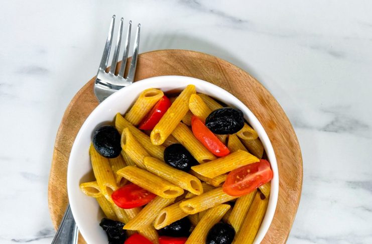 Pasta fredda con olive, pomodorini e zafferano