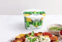 Mozzarella di bufala campana DOP su pomodori arrosto e pesto di pistacchi