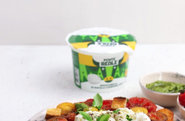 Mozzarella di bufala campana DOP su pomodori arrosto e pesto di pistacchi
