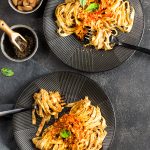 Tagliatelle con ragù di melanzane e mandorle