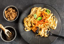 Tagliatelle con ragù di melanzane e mandorle