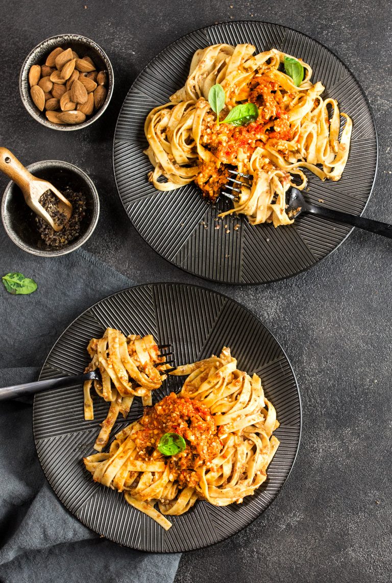 Tagliatelle con ragù di melanzane e mandorle