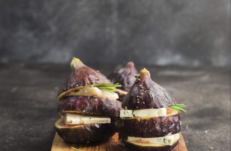 Sandwich di fichi neri e formaggio