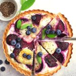 Torta salata con tomino di capra, prugne e mirtilli