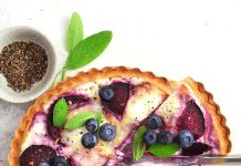 Torta salata con tomino di capra, prugne e mirtilli