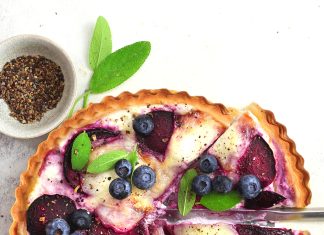 Torta salata con tomino di capra, prugne e mirtilli