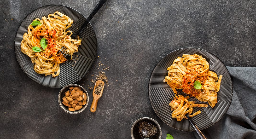 Tagliatelle con ragù di melanzane e mandorle