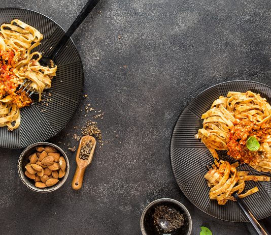 Tagliatelle con ragù di melanzane e mandorle