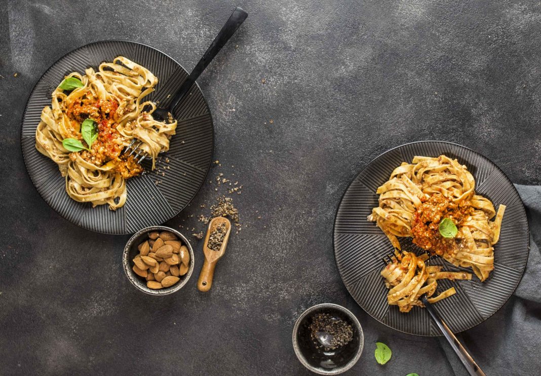 Tagliatelle con ragù di melanzane e mandorle