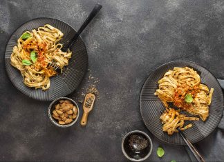 Tagliatelle con ragù di melanzane e mandorle
