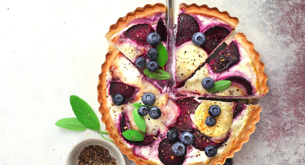 Torta salata con tomino di capra, prugne e mirtilli