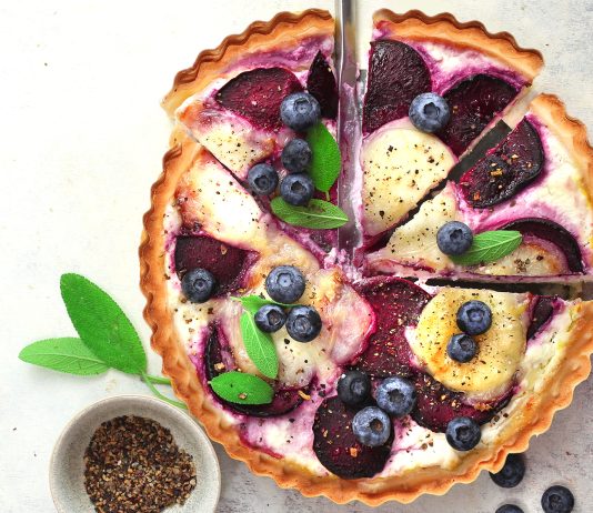 Torta salata con tomino di capra, prugne e mirtilli