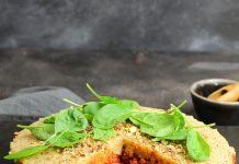 Tortino di polenta taragna con ragù di pomodori secchi