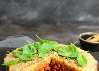 Tortino di polenta taragna con ragù di pomodori secchi