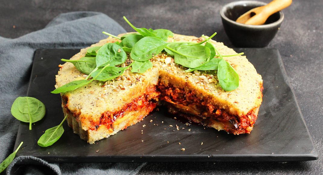 Tortino di polenta taragna con ragù di pomodori secchi