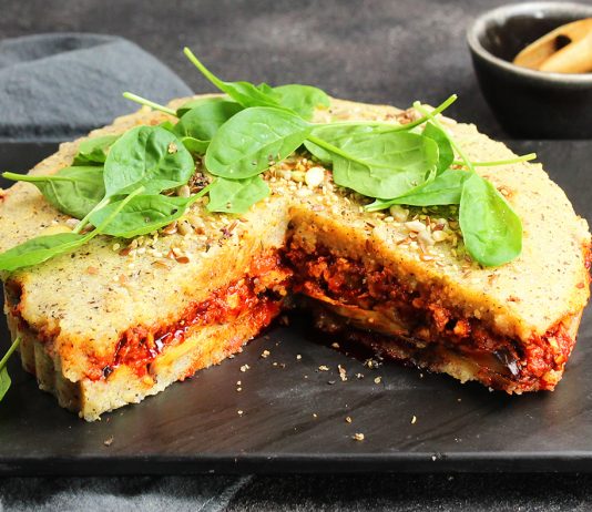 Tortino di polenta taragna con ragù di pomodori secchi