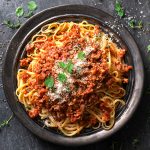 Linguine con ragù di noci, funghi e pomodori freschi