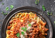 Linguine con ragù di noci, funghi e pomodori freschi