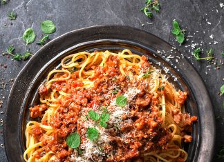 Linguine con ragù di noci, funghi e pomodori freschi