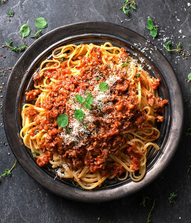 Linguine con ragù di noci, funghi e pomodori freschi