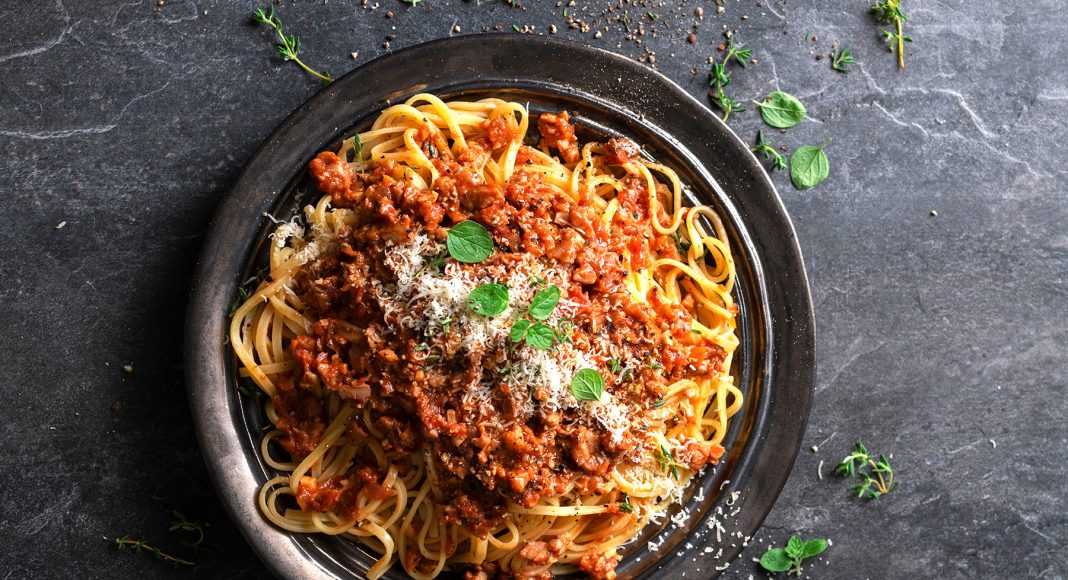 Linguine con ragù di noci, funghi e pomodori freschi