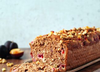 Plumcake integrale con prugne, noci e semi di lino