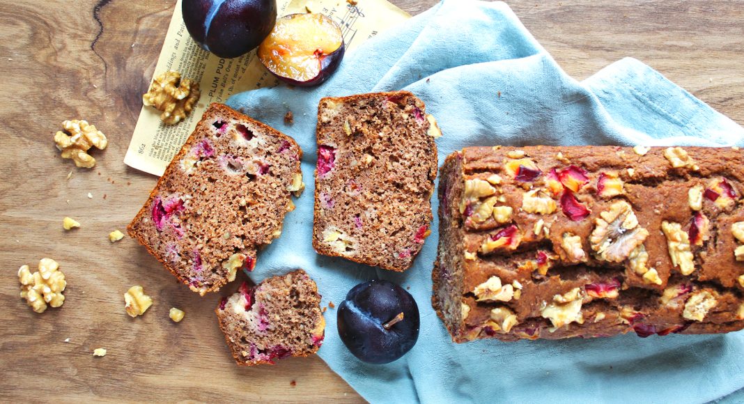 Plumcake integrale con prugne, noci e semi di lino