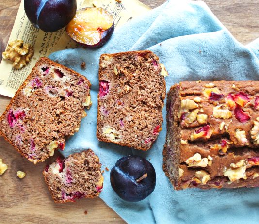 Plumcake integrale con prugne, noci e semi di lino
