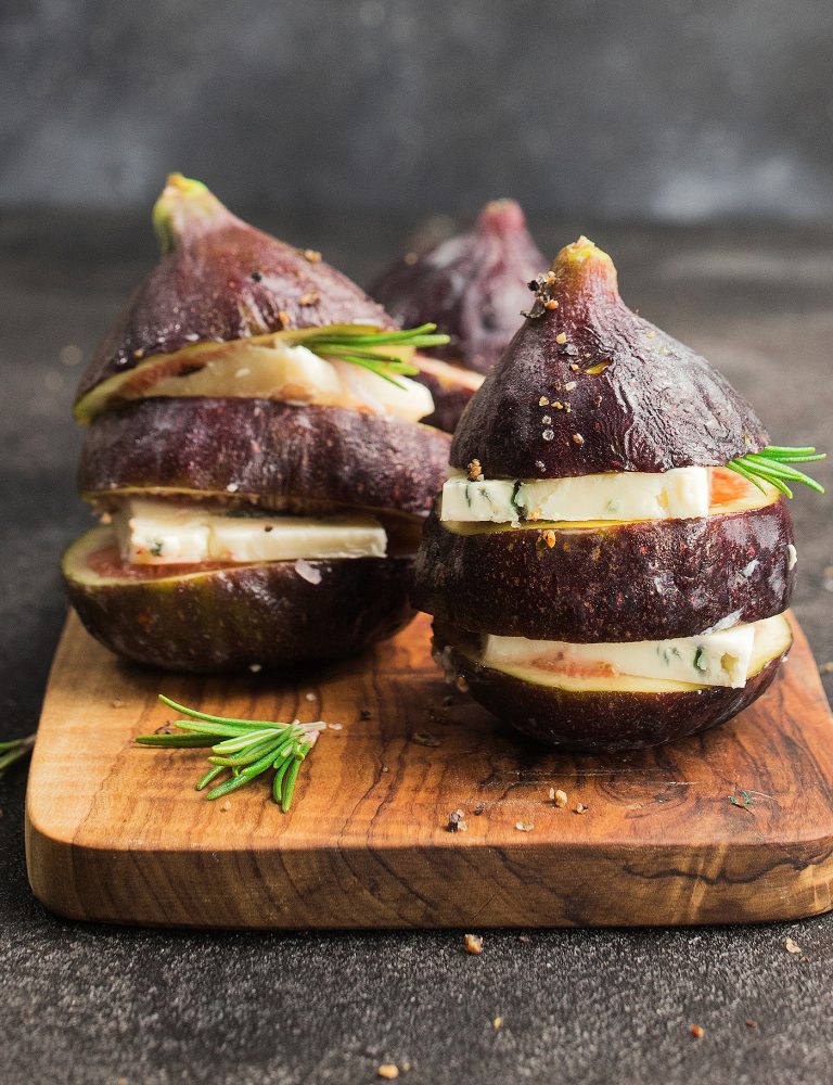 Sandwich di fichi neri e formaggio