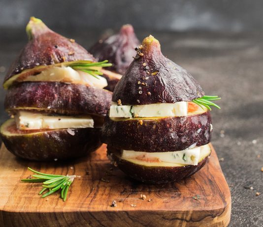 Sandwich di fichi neri e formaggio