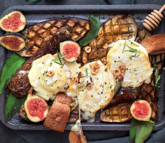 Teglia di melanzane, tomini e fichi