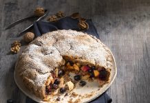 Apple pie di riso con mele, mirtilli e noci