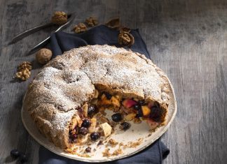Apple pie di riso con mele, mirtilli e noci
