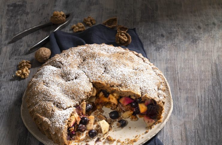 Apple pie di riso con mele, mirtilli e noci