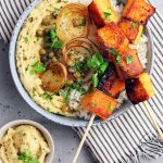 Bowl di riso con hummus di lenticchie, cipolle e zucca