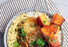 Bowl di riso con hummus di lenticchie, cipolle e zucca