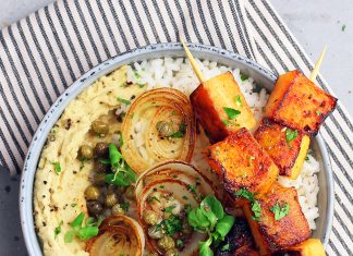 Bowl di riso con hummus di lenticchie, cipolle e zucca Bowl di riso con hummus di lenticchie, cipolle e zucca