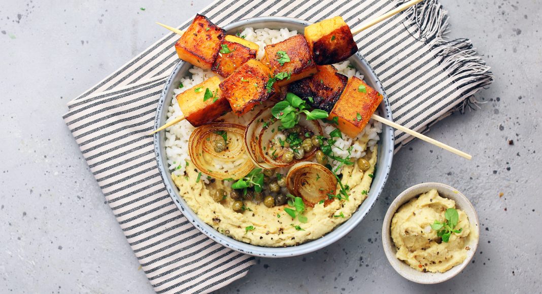 Bowl di riso con hummus di lenticchie, cipolle e zucca