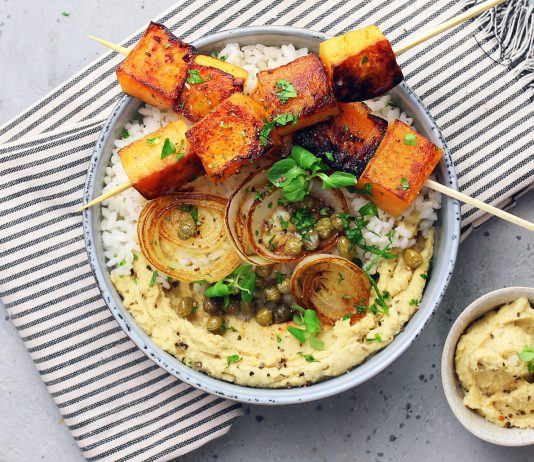 Bowl di riso con hummus di lenticchie, cipolle e zucca